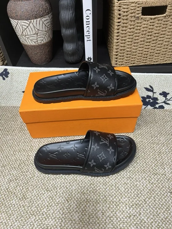 P270🏆Louis Vuitton 🏆[Louis Vuitton] Spring/Summer 2025 [Men's Flip Flops] 🎯🎯As an active family in the fashion industry ⭐ Lv is characterized by bold innovation ⚡Create this casual business style for Chinese fashionable men ✨The fabric is made of imported high-grade cowhide 🔥 Clean and neat ⚡Fashionable and elegant🌹Breathable, sweat-absorbent and deodorant👈So luxurious, high-end and domineering. 👍Must be sold if you repost the picture. Number of yards: 38--46. Color: 🎉 For large quantities. Welcome to repost.